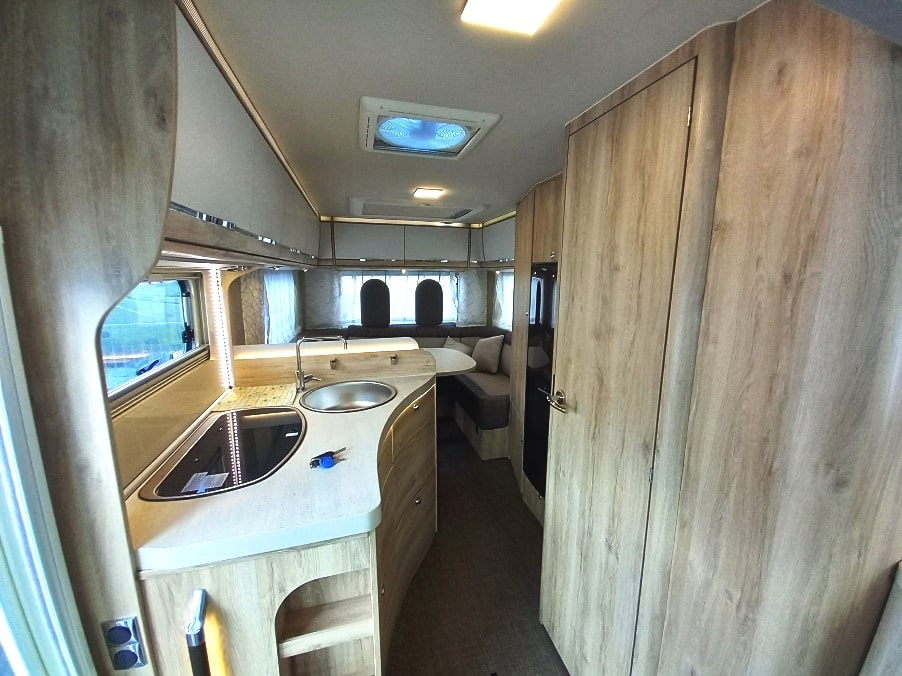 euramobil-integraline-650hs-motorhome-corto-barberacaravan-castelboglione-at-4