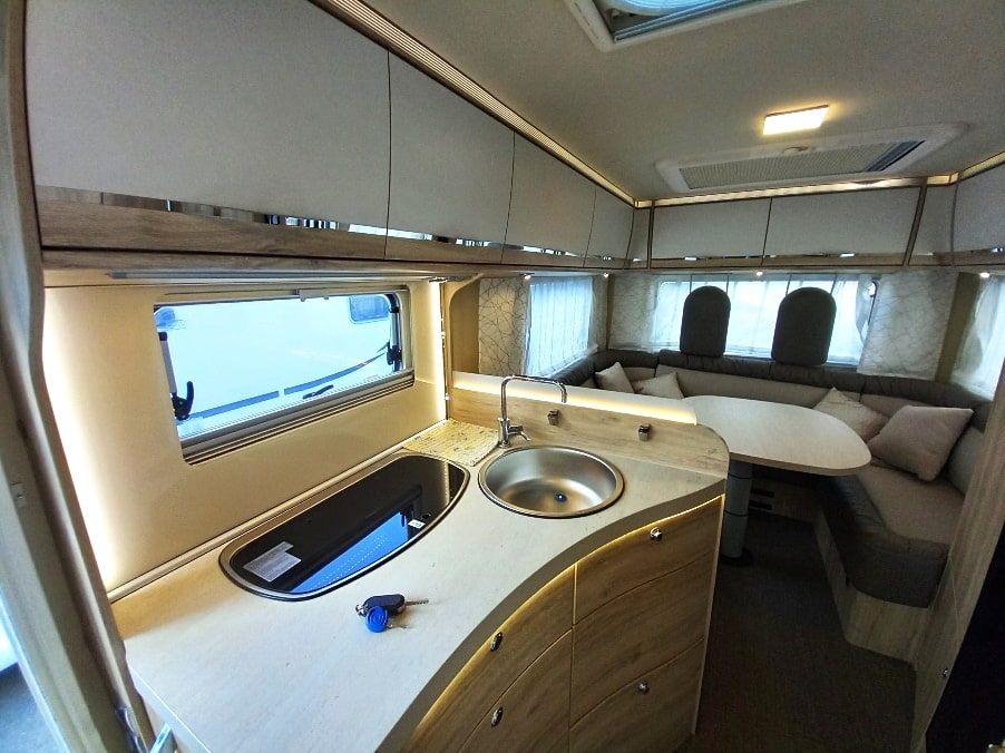 euramobil-integraline-650hs-motorhome-corto-barberacaravan-castelboglione-at-5