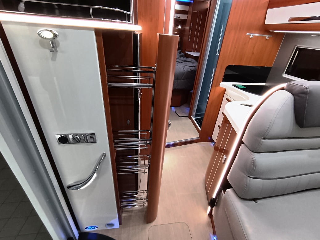 mobilvetta-k-yacht-89-motorhome-lettonautico-alko-doppiopavimento-barberacaravan-castelboglione-at-15