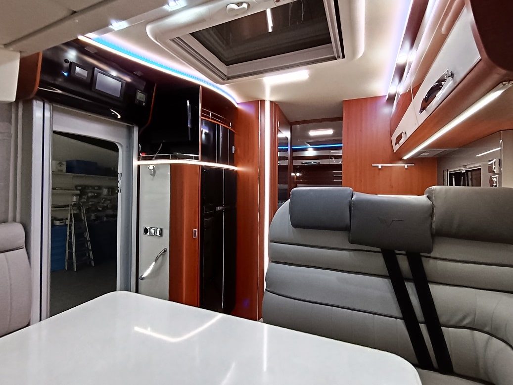 mobilvetta-k-yacht-89-motorhome-lettonautico-alko-doppiopavimento-barberacaravan-castelboglione-at-5