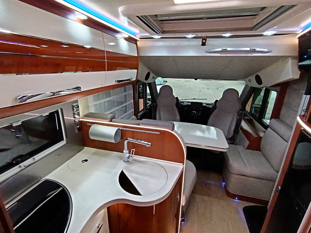 mobilvetta-k-yacht-89-motorhome-lettonautico-alko-doppiopavimento-barberacaravan-castelboglione-at-7