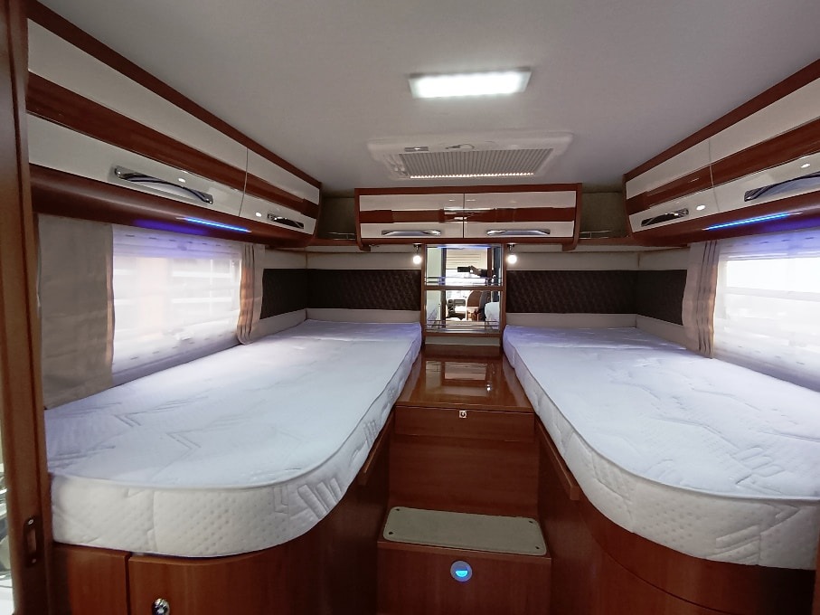 mobilvetta-motorhome-k-yacht 85-teknoline-gemelli-doppiopavimento-barberacaravan-castelboglione-at-10