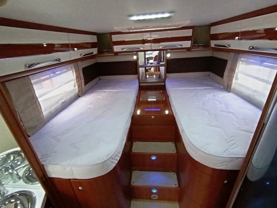 mobilvetta-motorhome-k-yacht 85-teknoline-gemelli-doppiopavimento-barberacaravan-castelboglione-at-11