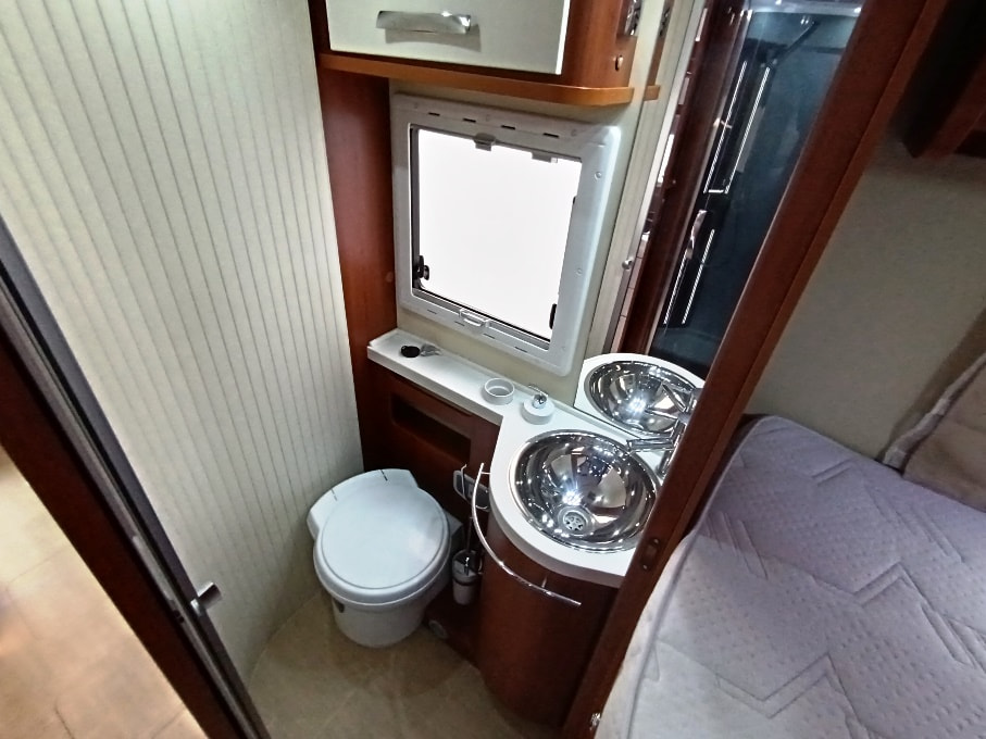 mobilvetta-motorhome-k-yacht 85-teknoline-gemelli-doppiopavimento-barberacaravan-castelboglione-at-12