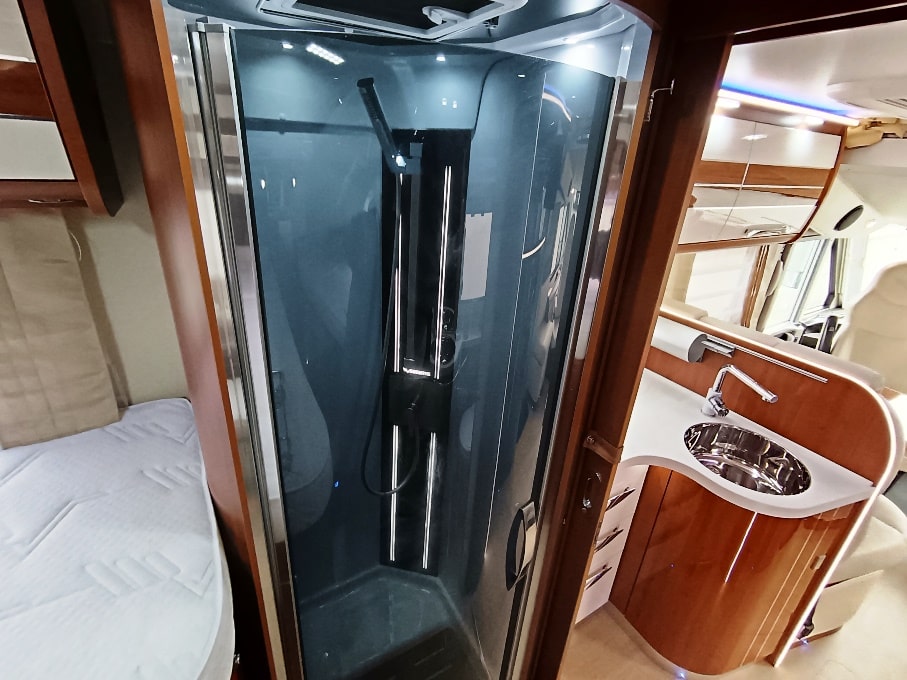 mobilvetta-motorhome-k-yacht 85-teknoline-gemelli-doppiopavimento-barberacaravan-castelboglione-at-13