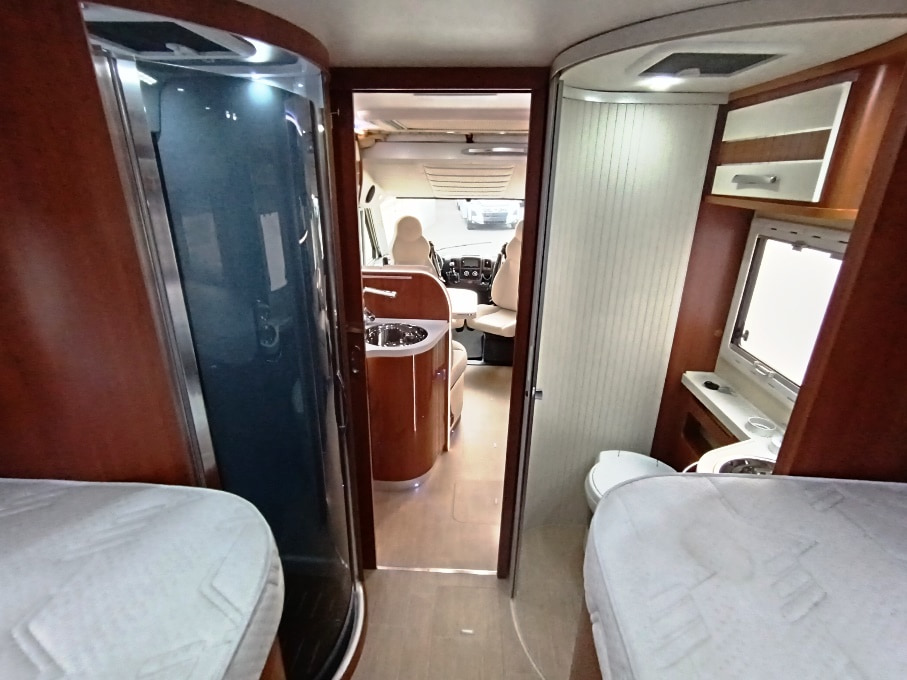 mobilvetta-motorhome-k-yacht 85-teknoline-gemelli-doppiopavimento-barberacaravan-castelboglione-at-15