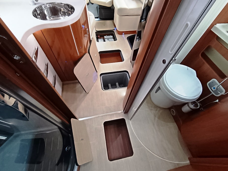 mobilvetta-motorhome-k-yacht 85-teknoline-gemelli-doppiopavimento-barberacaravan-castelboglione-at-17