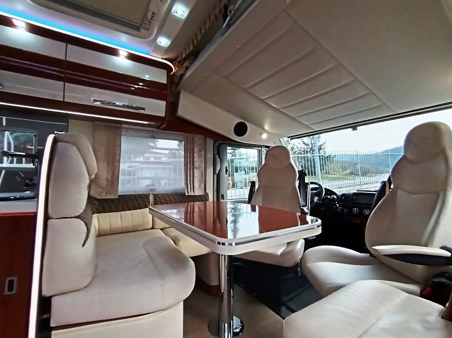 mobilvetta-motorhome-k-yacht 85-teknoline-gemelli-doppiopavimento-barberacaravan-castelboglione-at-2