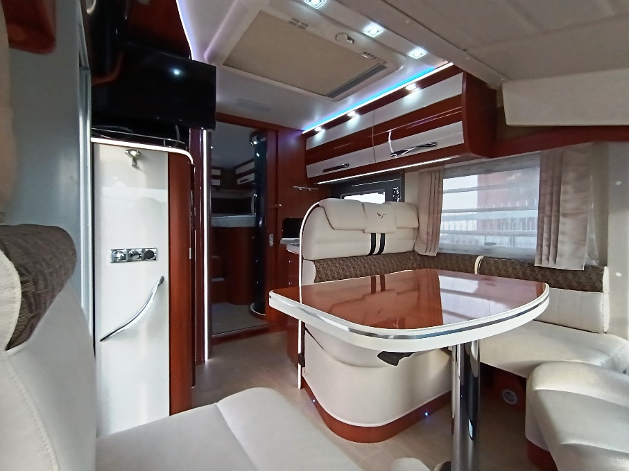 mobilvetta-motorhome-k-yacht 85-teknoline-gemelli-doppiopavimento-barberacaravan-castelboglione-at-3