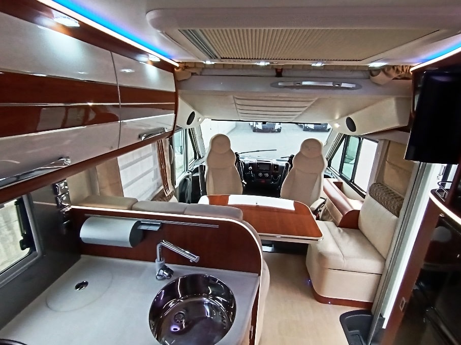 mobilvetta-motorhome-k-yacht 85-teknoline-gemelli-doppiopavimento-barberacaravan-castelboglione-at-4