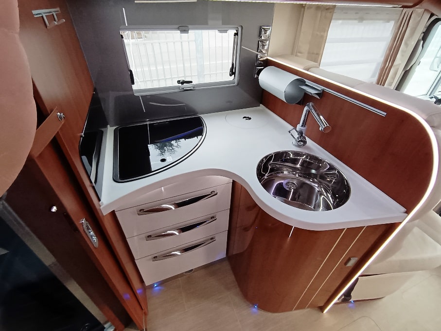 mobilvetta-motorhome-k-yacht 85-teknoline-gemelli-doppiopavimento-barberacaravan-castelboglione-at-9